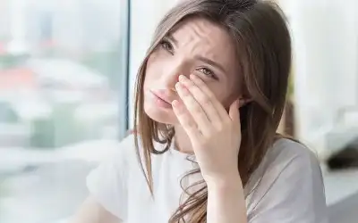 طبيب عيون يكشف مخاطر أتربة وغبار