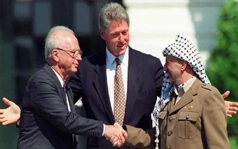 استطلاع: الفلسطينيون يريدون من السلطة التخلي