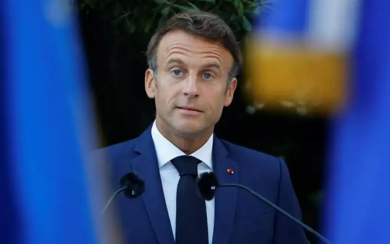ماكرون يتهم عسكريي النيجر بـاحتجاز السفير