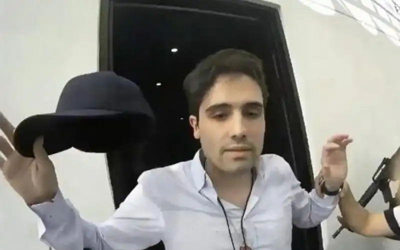 المكسيك تسلم أمريكا أحد أبناء بارون