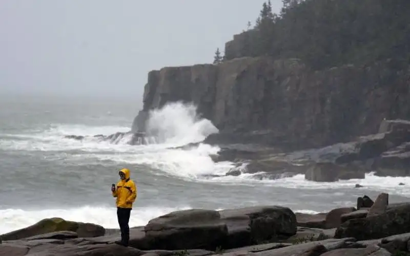 الإعصار لي يصل إلى كندا ويتسبب
