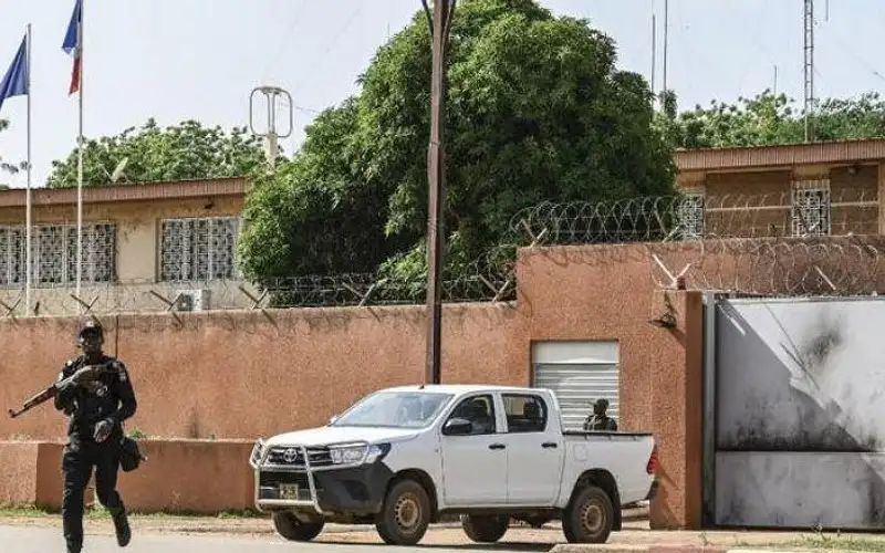 السفير الفرنسي بالنيجر رهينة
