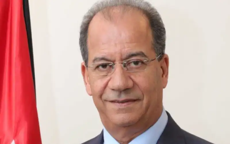 الشبول يقدم تعازي الحكومة للسفارة الليبية