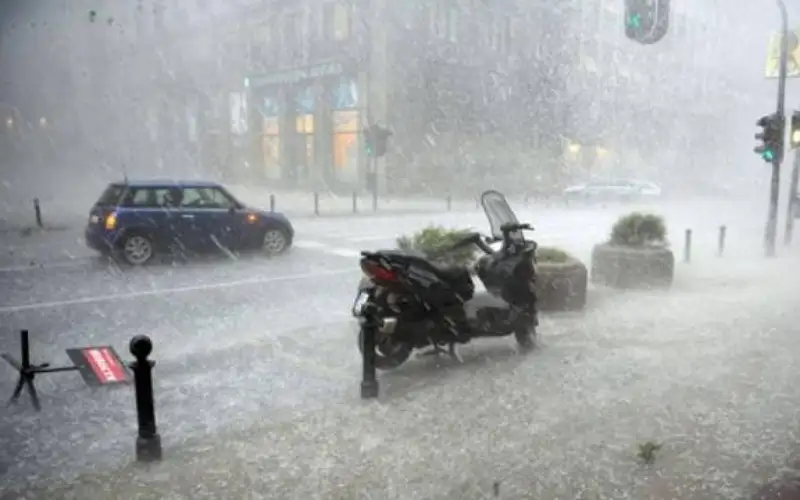 فرنسا تعلن حالة الإنذار البرتقالي في