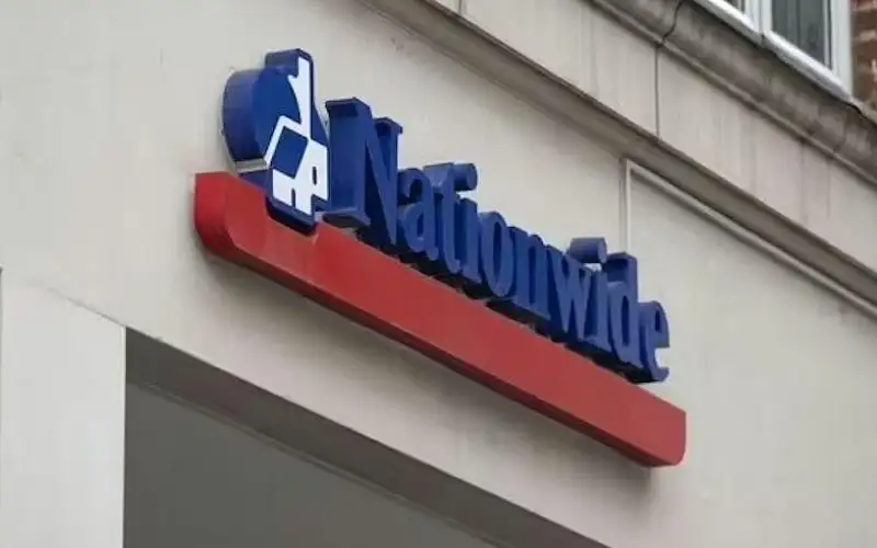 مراهق بريطاني يصبح مليونيرا بسبب تحويل