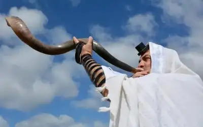 ماذا يعني نفخ البوق في المسجد