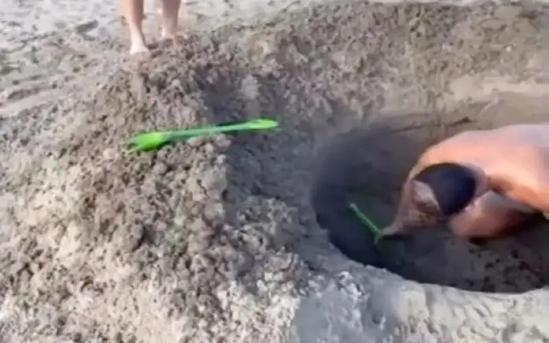 إيرلندا.. حفرة ضخمة على الشاطئ تشعل