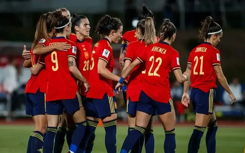 تمسك لاعبات إسبانيا بمقاطعة منتخب كرة