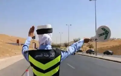 ضبط حدث يقود مركبة على طريق
