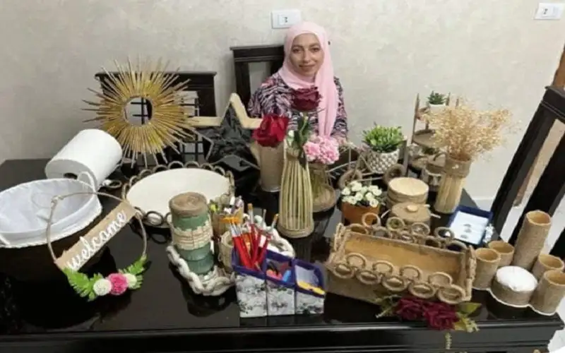 شابة أردنية ترفض كلمة مهملات وتعيد تدويرها لصناعة قطع فنية