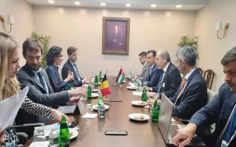وزير الخارجية يلتقي بمسؤولين دوليين في