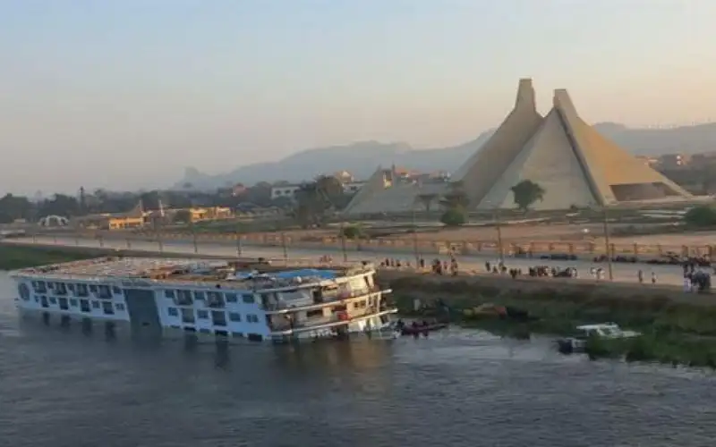 مصر .. اصطدام فندق عائم بأحد