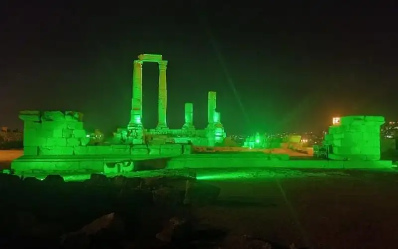 اضاءة جبل القلعة بألوان علم السعودية