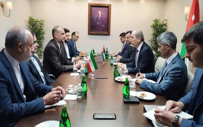 الصفدي يؤكد لنظيره الإيراني ضرورة وقف