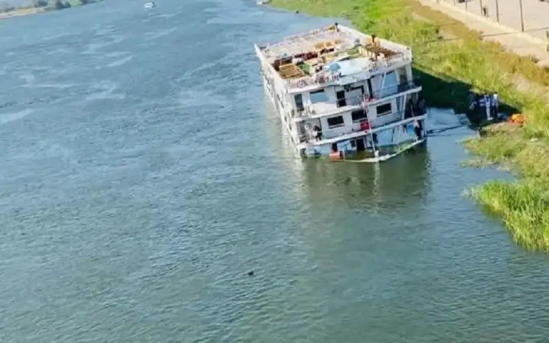 غرق فندق عائم في النيل جنوب