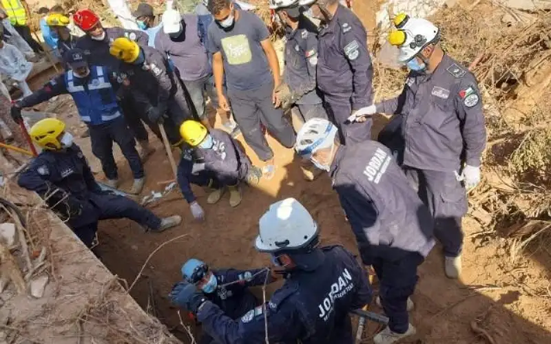 عودة فريق البحث والإنقاذ الأردني من