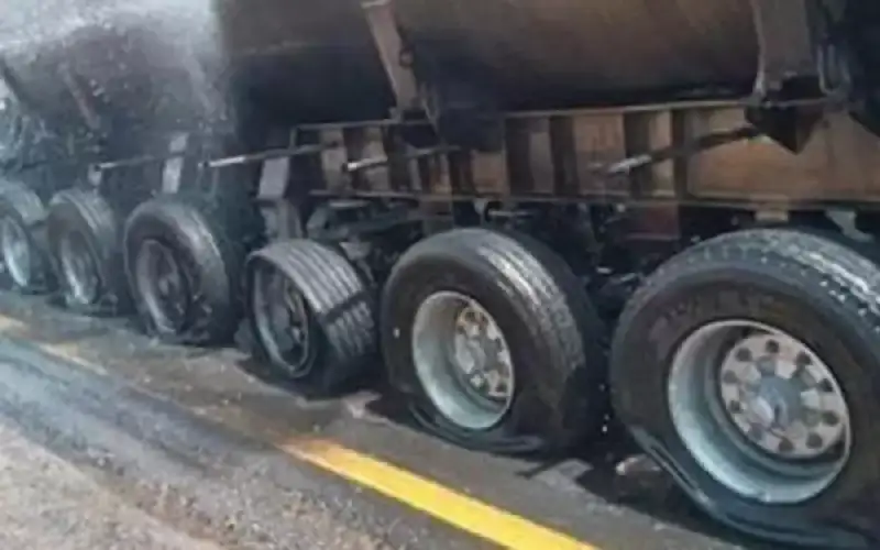 احتراق اطارات مركبة شحن على طريق
