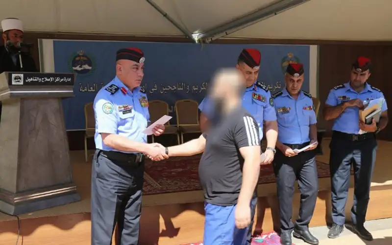 مديرية الأمن العام تكرم النزلاء من