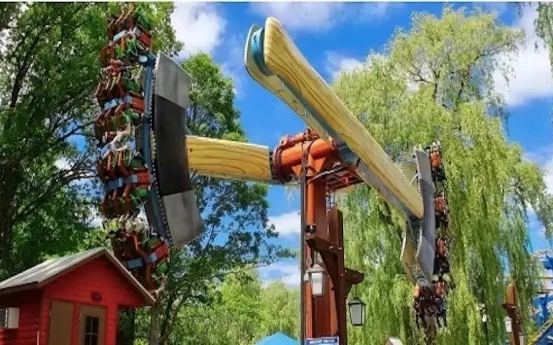 رواد مدينة ملاهي كندية يعلقون رأسا