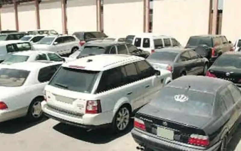 الحكومة تعرض 930 مركبة و1465 شقة