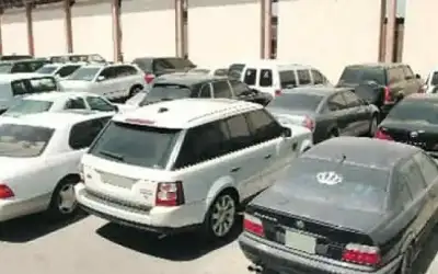 الحكومة تعرض 930 مركبة و1465 شقة
