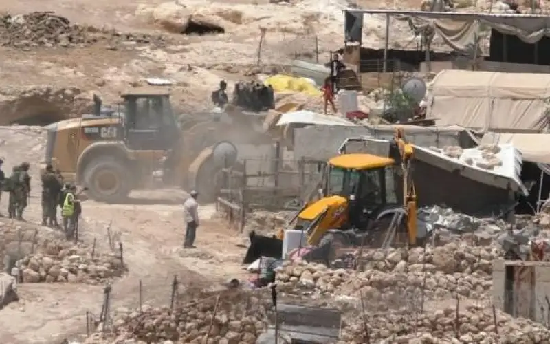 الاحتلال يهدم ممتلكات ويعتقل فلسطينيين في