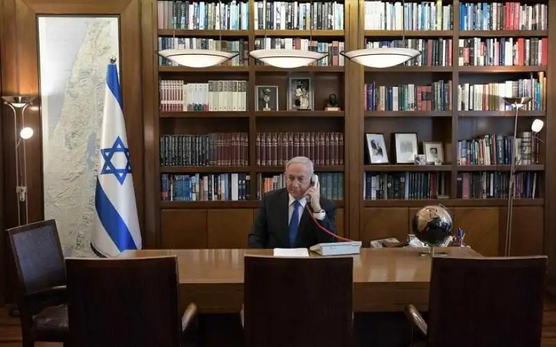 اختراق مكتب نتنياهو والاستيلاء على حقيبة