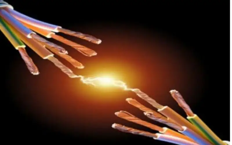 صعقة كهربائية تودي بحياة أب وابنه