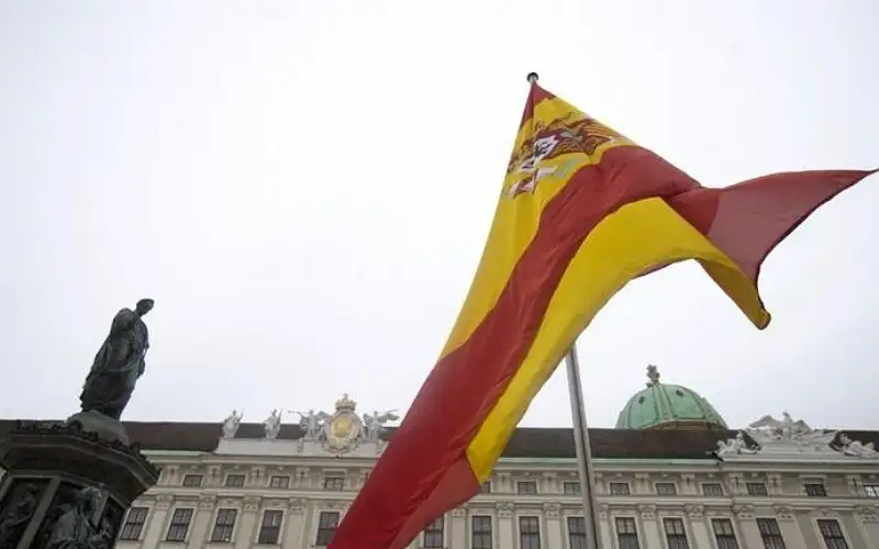 طالب اسباني يطعن عددا من المعلمين