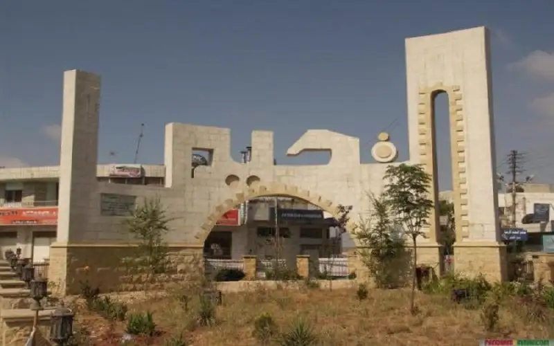 إزالة بسطات ولافتات تشكل خطرا على