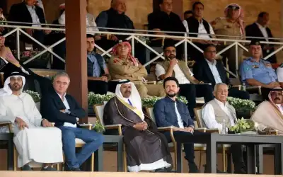 سفير الإمارات يشاهد سباقات الهجن في