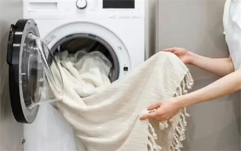 لربات البيوت .. أفضل طريقة لغسل الستائر في الغسالة في المنزل