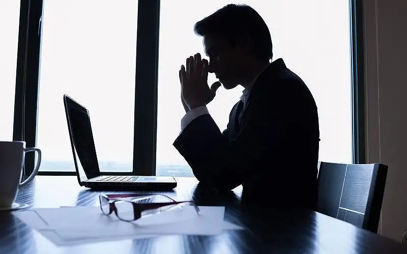 العمل في المكاتب المغلقة يفاقم مرضا