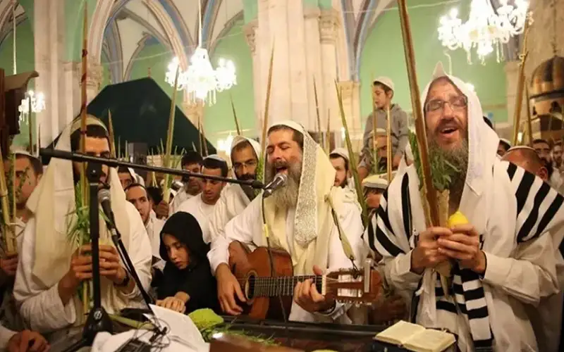 مستوطنون يدنسون الحرم الإبراهيمي ويقيمون حفلا