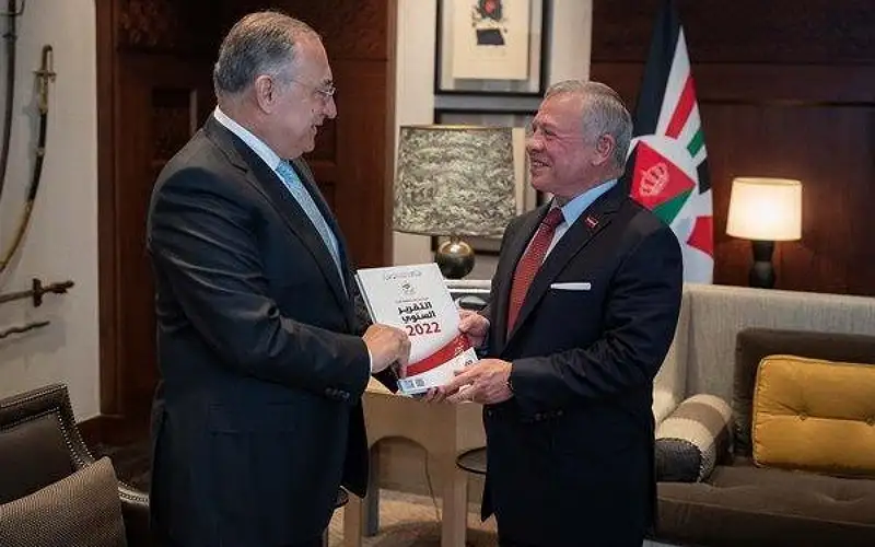 الملك يتسلم نسخة من تقرير مكافحة