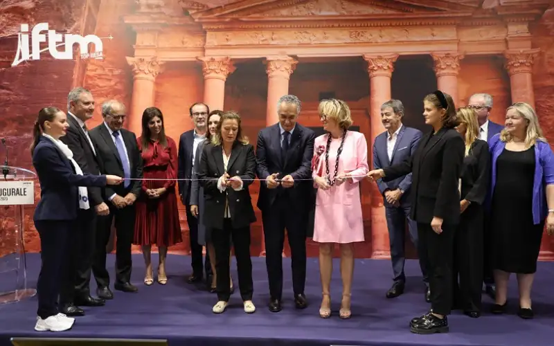 الوزير القيسي يفتتح المعرض السياحي