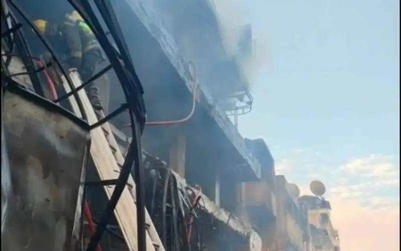 مصر .. حريق ضخم يلتهم سوقا