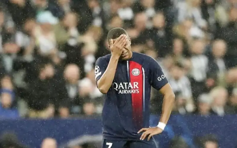 ميسي ونيمار يفضحان معاناة مبابي