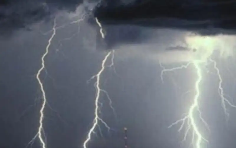 صاعقة رعدية تنهي حياة شاب في