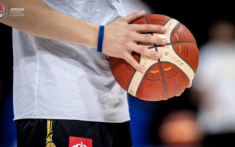 ولي العهد يساند صقور السلة