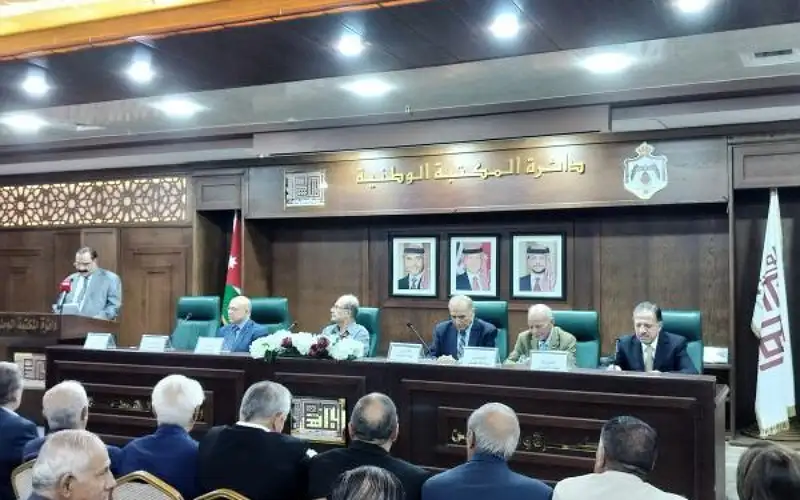 العبادي يشهر كتاب 50 عاما وراء