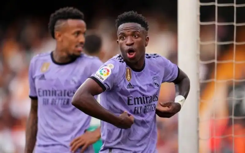 أنشيلوتي يشتبك مع صحيفة بسبب فينيسيوس