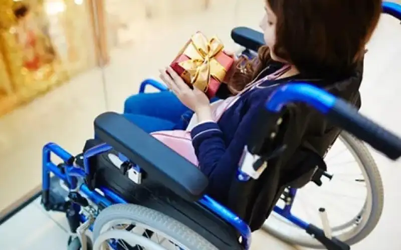 عشرات الطالبات يصبن بالشلل بإفريقيا.. مرض