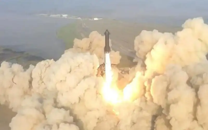 إيلون ماسك يتعهد بإطلاق مركبة ستارشيب