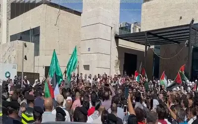 وقفة أردنية قرب السفارة الاسرائيلية دعما