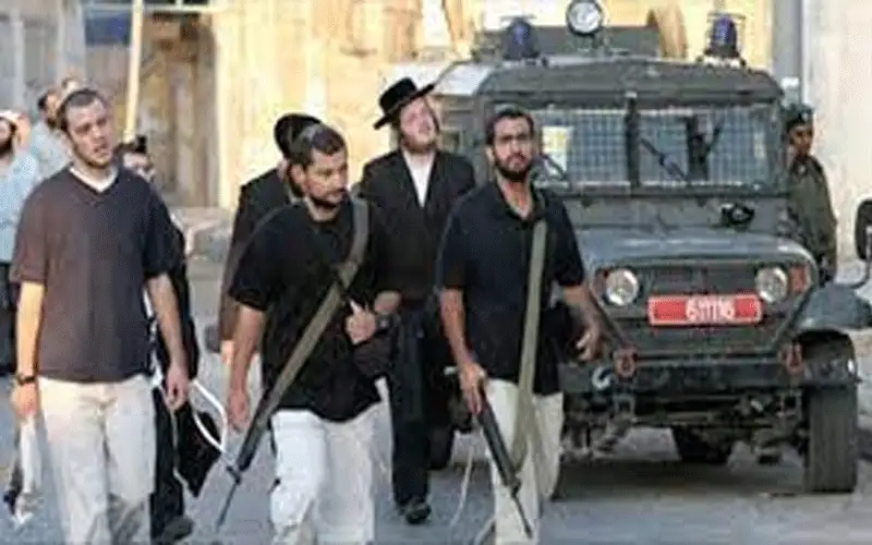 مئات المستوطنين يهاجمون مركبات فلسطينية بالسلاح