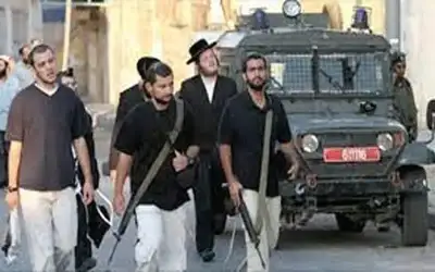 مئات المستوطنين يهاجمون مركبات فلسطينية بالسلاح