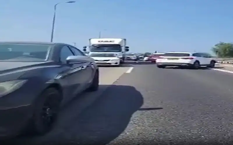 اعلام عبري: مسلحون يختطفون سيارة بها