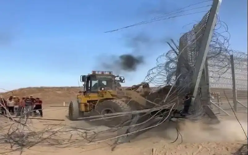 فلسطيني يقتحم حاجز للاحتلال بجرافة