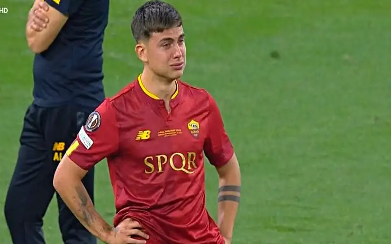 ديبالا يغادر مباراة كالياري باكيا